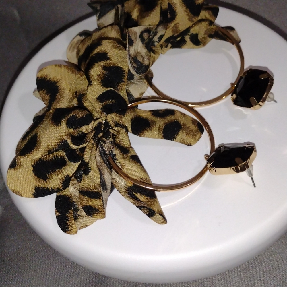 LEOPARD 🐆 EARRINGS - Picture 8 of 12